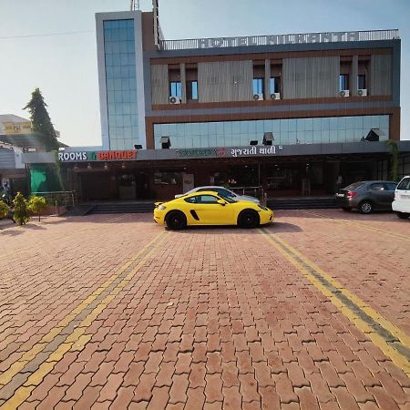Hotel Nilkanth Navsari Kültér fotó