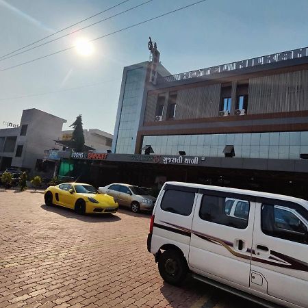Hotel Nilkanth Navsari Kültér fotó