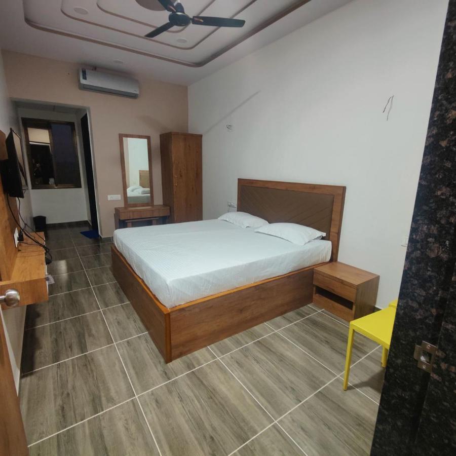 Hotel Nilkanth Navsari Kültér fotó