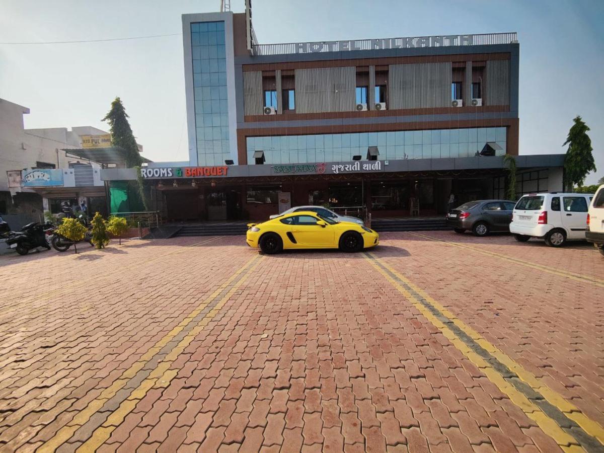 Hotel Nilkanth Navsari Kültér fotó