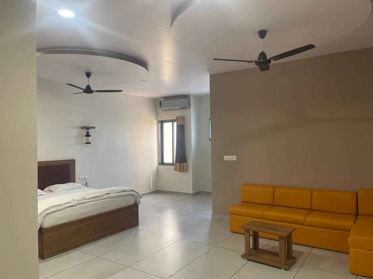 Hotel Nilkanth Navsari Kültér fotó