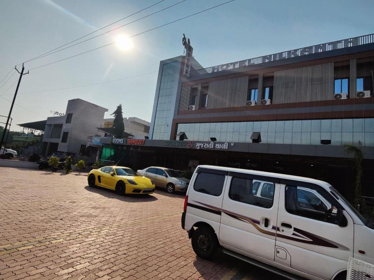 Hotel Nilkanth Navsari Kültér fotó