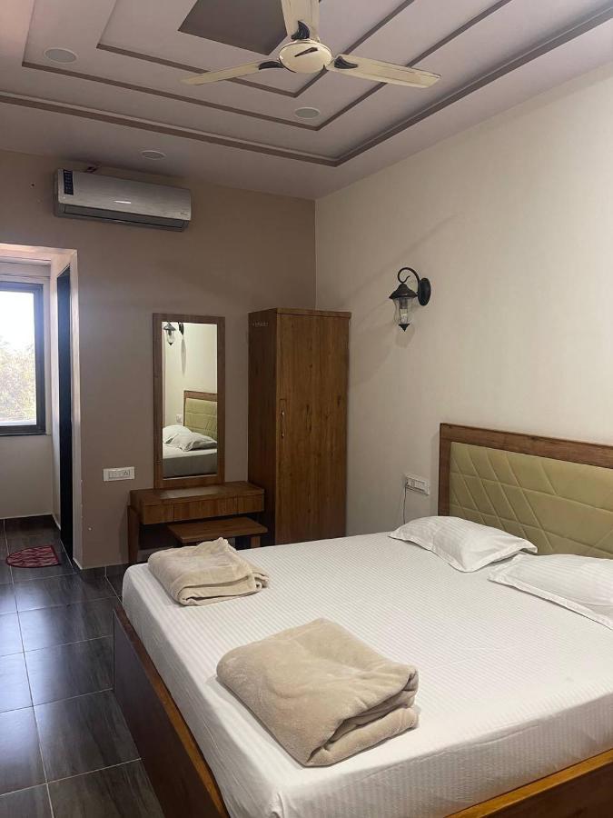 Hotel Nilkanth Navsari Kültér fotó