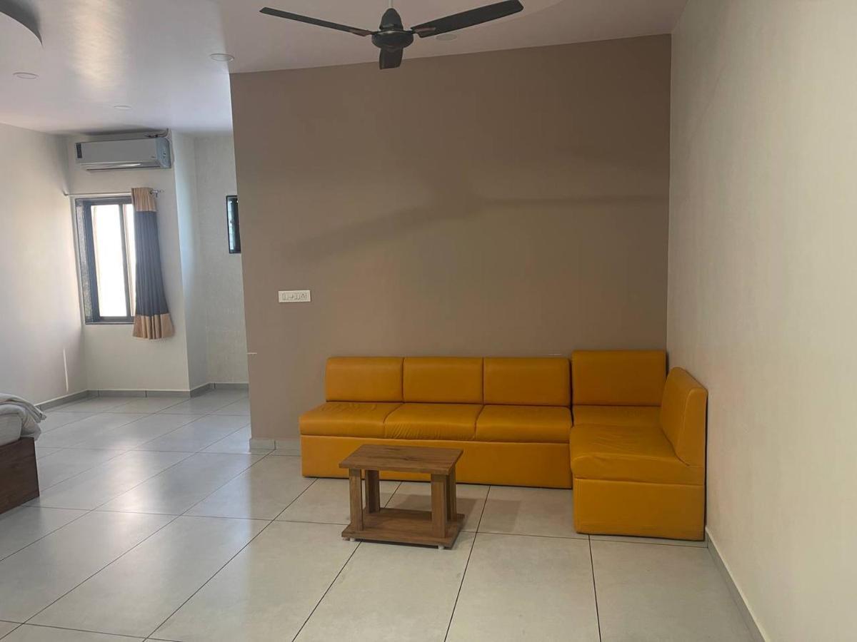 Hotel Nilkanth Navsari Kültér fotó