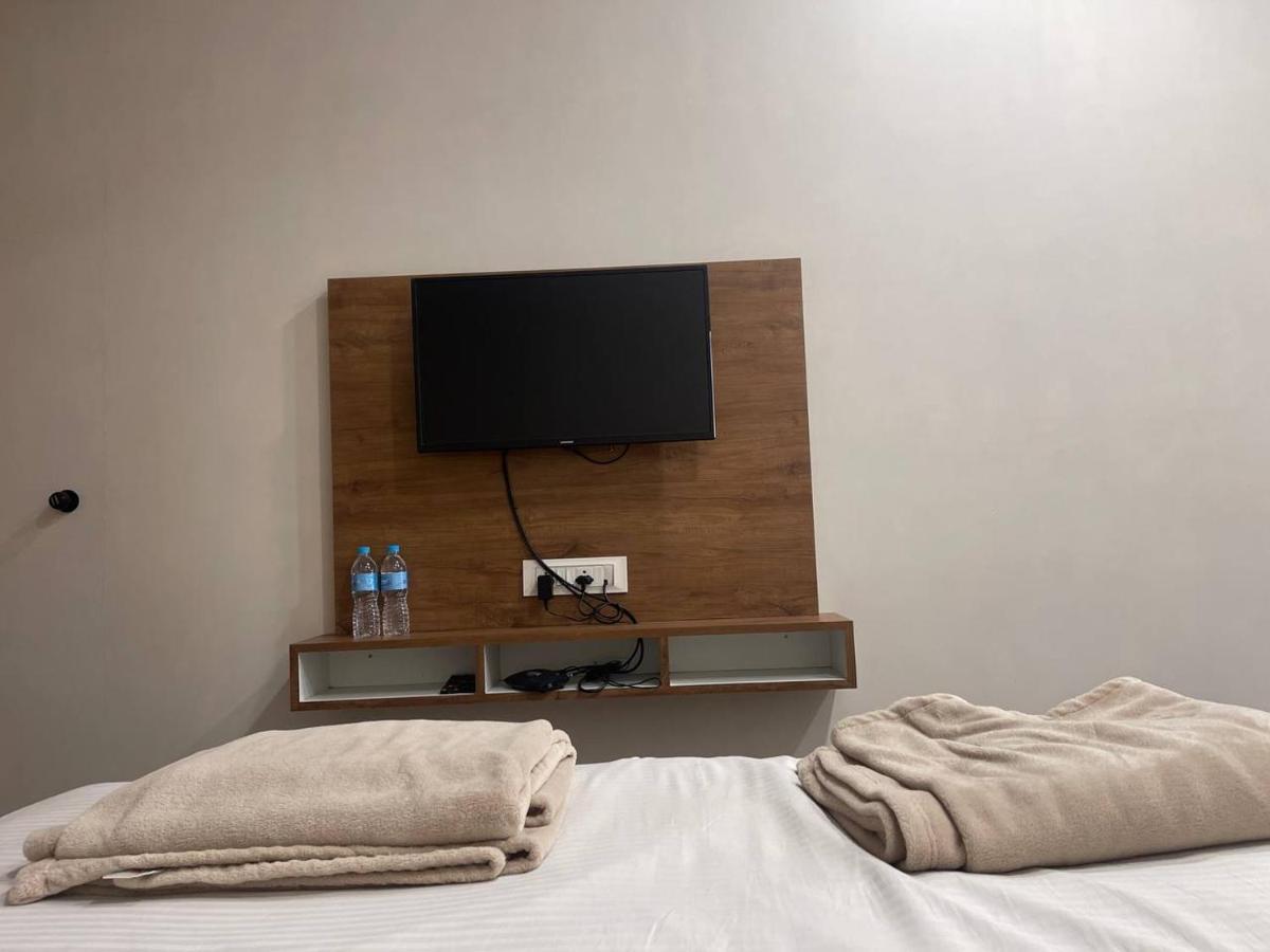 Hotel Nilkanth Navsari Kültér fotó
