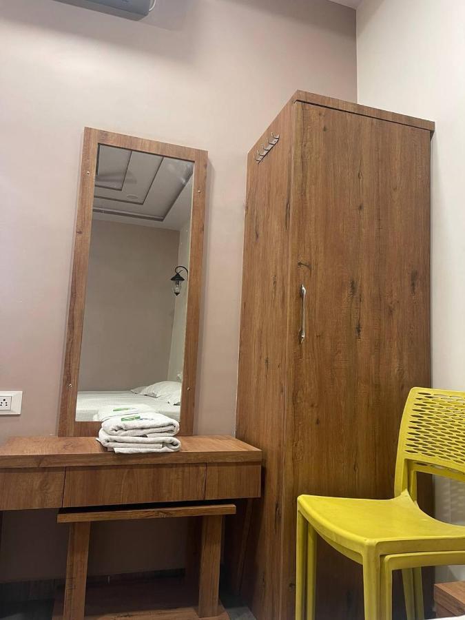 Hotel Nilkanth Navsari Kültér fotó