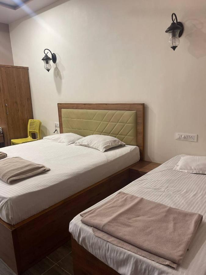 Hotel Nilkanth Navsari Kültér fotó
