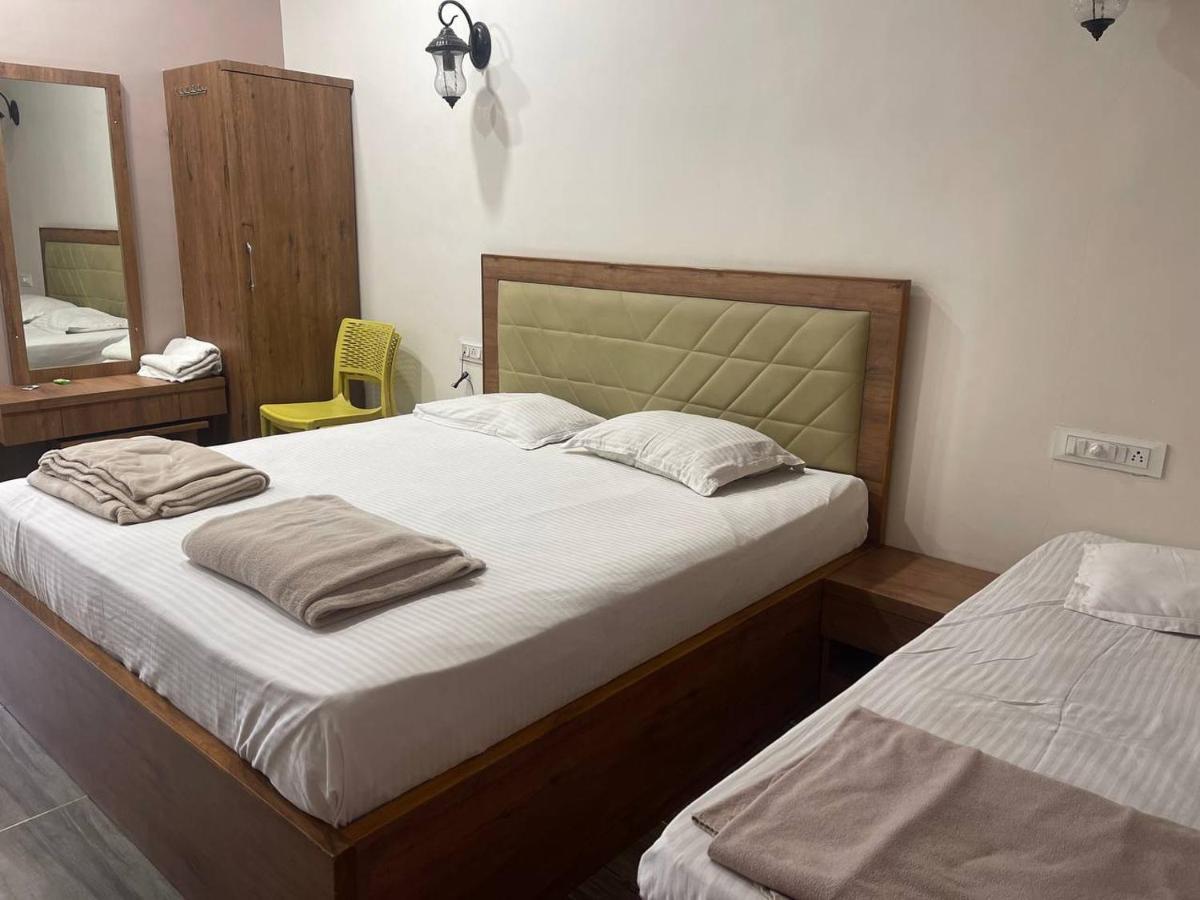 Hotel Nilkanth Navsari Kültér fotó
