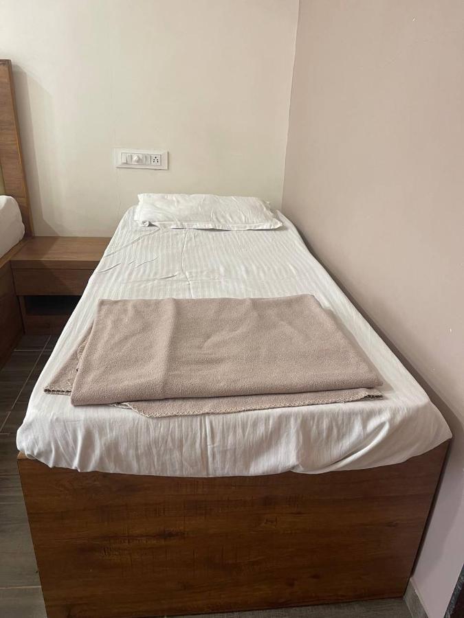 Hotel Nilkanth Navsari Kültér fotó