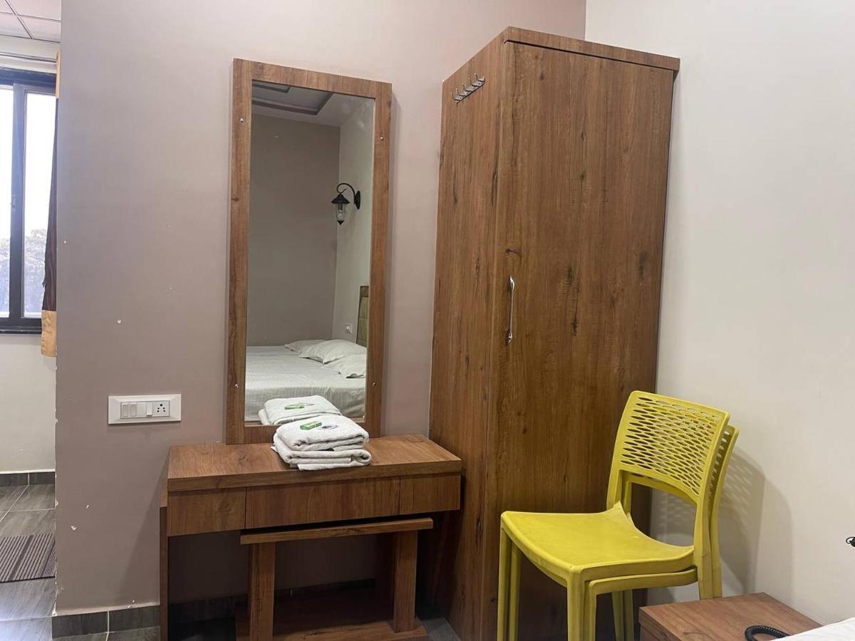 Hotel Nilkanth Navsari Kültér fotó