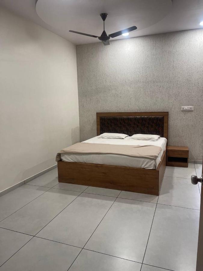 Hotel Nilkanth Navsari Kültér fotó