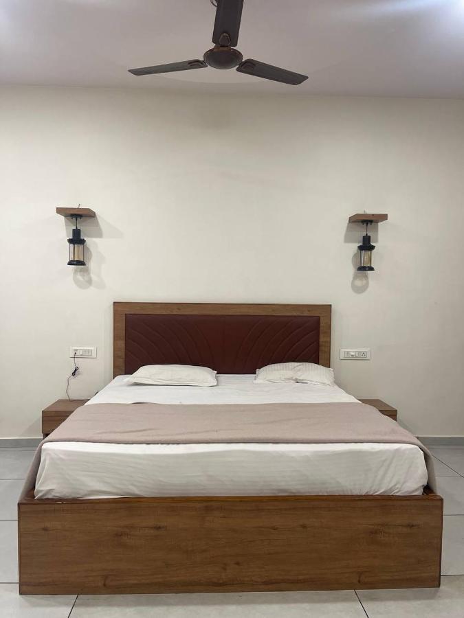 Hotel Nilkanth Navsari Kültér fotó