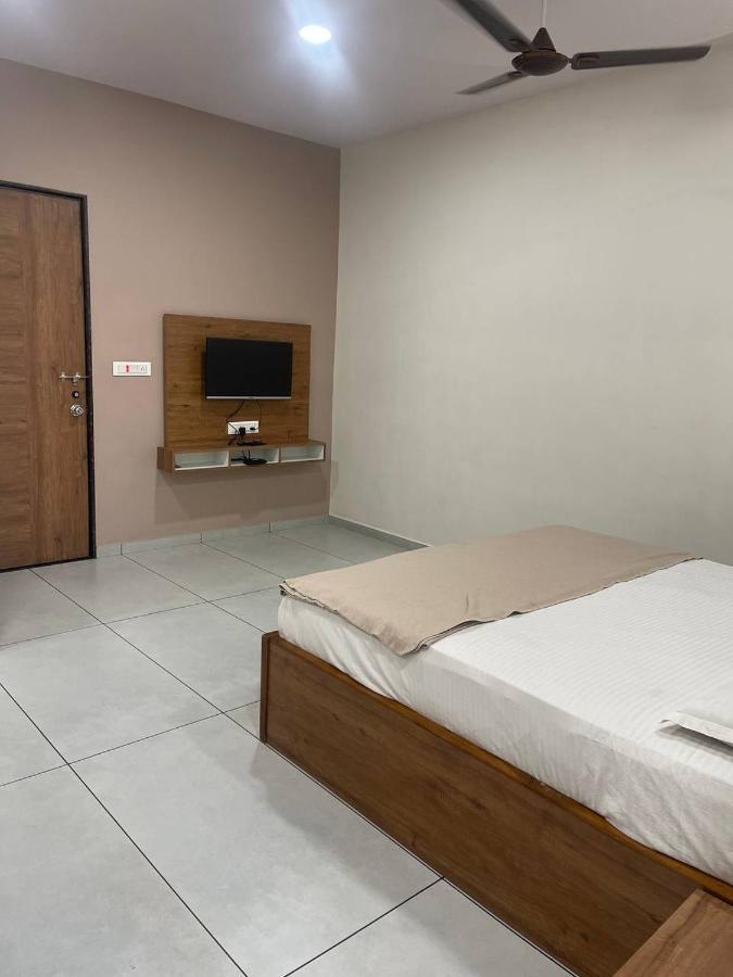 Hotel Nilkanth Navsari Kültér fotó