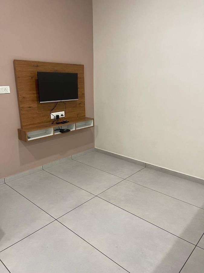 Hotel Nilkanth Navsari Kültér fotó