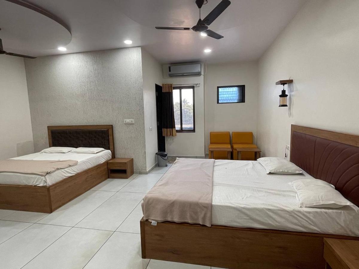 Hotel Nilkanth Navsari Kültér fotó