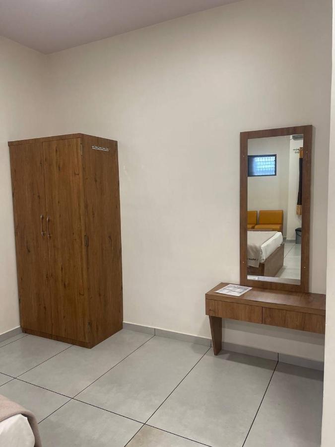 Hotel Nilkanth Navsari Kültér fotó